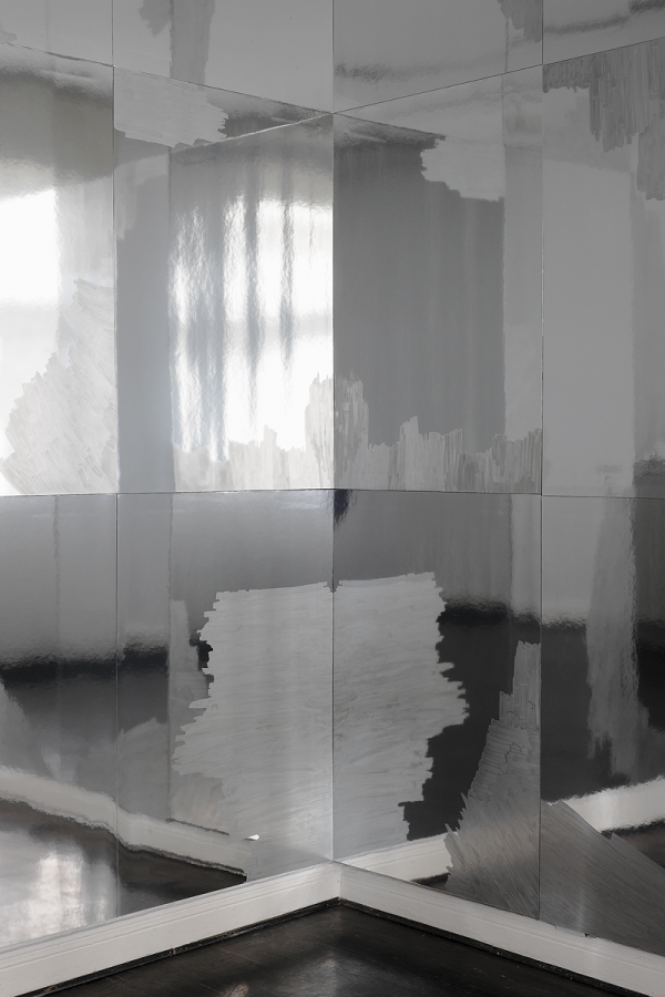 Raymund Kaiser, Städtische Galerie Villa Strünkede, Herne, 2014. Installation ‘OPEN SURFACE’, Spiegelkarton, Lackmarker, 27 Kapa-Platten á 97 x 68 cm, gesamt 291 x 612 cm, Ausschnitt