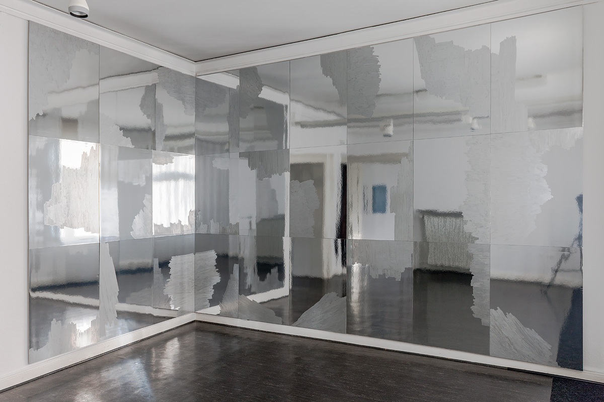 Raymund Kaiser, Städtische Galerie Villa Strünkede, Herne, 2014. Installation ‘OPEN SURFACE’, Spiegelkarton, Lackmarker, 27 Kapa-Platten á 97 x 68 cm, gesamt 291 x 612 cm, Ausschnitt