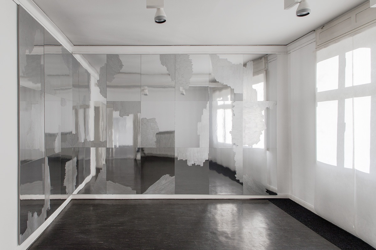 Raymund Kaiser, Städtische Galerie Villa Strünkede, Herne, 2014. Installation ‘OPEN SURFACE’, Spiegelkarton, Lackmarker, 27 Kapa-Platten á 97 x 68 cm, gesamt 291 x 612 cm, Ausschnitt
