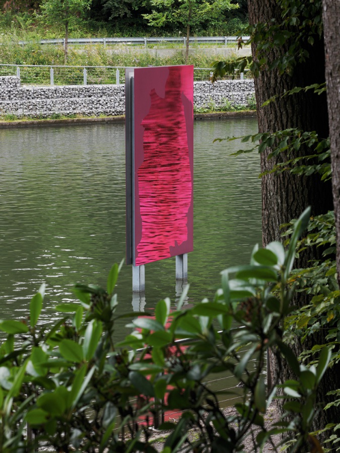 Raymund Kaiser, UELFE_DISPLAY, 2013, Ülfebad in Radevormwald, 2K-Lack, 2 Edelstahlspiegel, beidseitig, je 320 x 175 cm
