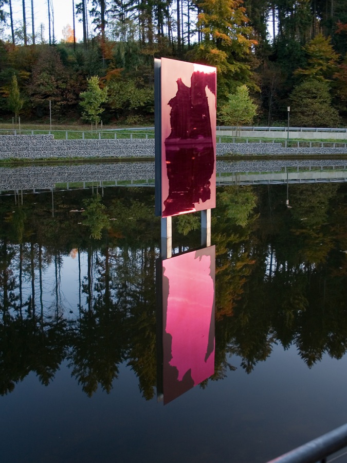 Raymund Kaiser, UELFE_DISPLAY, 2013, Ülfebad in Radevormwald, 2K-Lack, 2 Edelstahlspiegel, beidseitig, je 320 x 175 cm