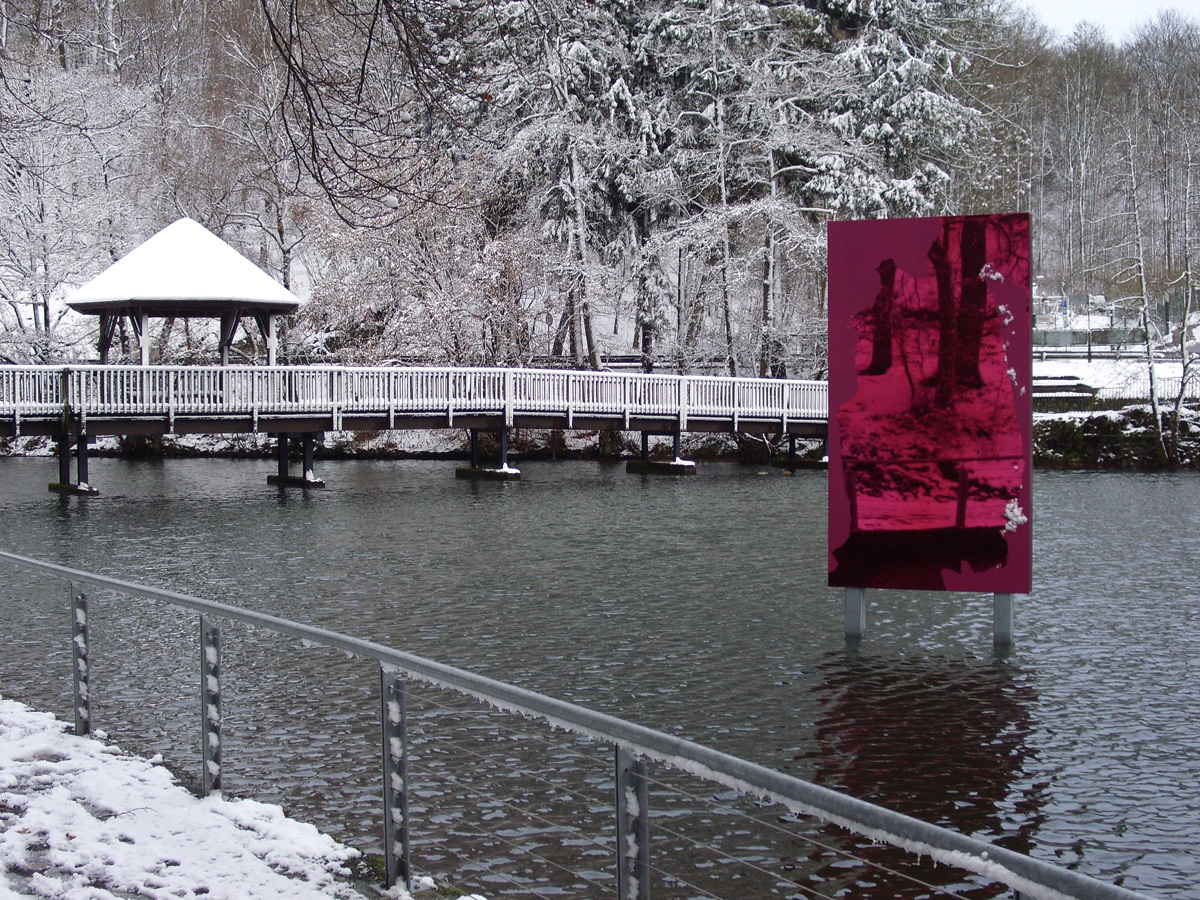 Raymund Kaiser, UELFE_DISPLAY, 2013, Ülfebad in Radevormwald, 2K-Lack, 2 Edelstahlspiegel, beidseitig, je 320 x 175 cm
