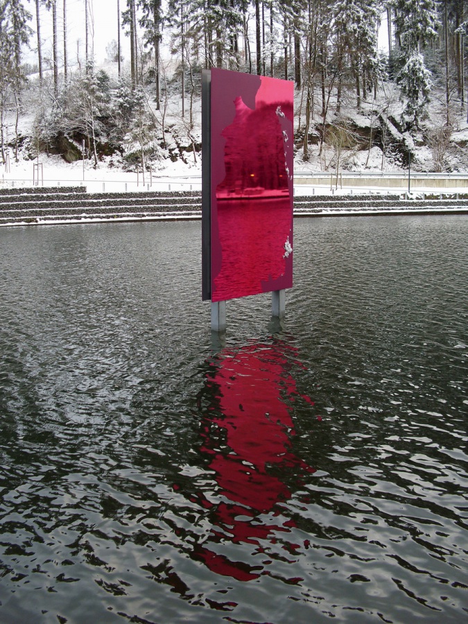 Raymund Kaiser, UELFE_DISPLAY, 2013, Ülfebad in Radevormwald, 2K-Lack, 2 Edelstahlspiegel, beidseitig, je 320 x 175 cm